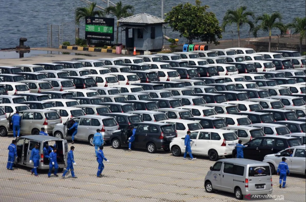 ILUSTRASI- Pekerja menaiki mobil yang akan dimuat ke dalam kapal di IPC Car Terminal, Cilincing, Jakarta Utara, Rabu (9/1/2019). ANTARA FOTO/Indrianto Eko Suwarso/aww.