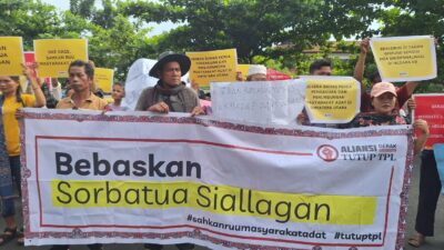 Sejumlah aktivis melakukan aksi di depan PN Simalungun sebagai bentuk dukungan terhadap Sorbatua Siallagan, Rabu (29/5/2024),
