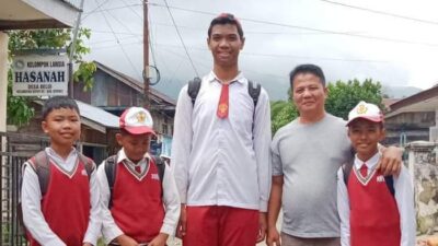 Sagil Muhammad Riski, siswa kelas 6 SD di Kabupaten Kerinci, Jambi kini jadi sorotan warganet. Pasalnya, Sagil memiliki tinggi badan 2 meter.