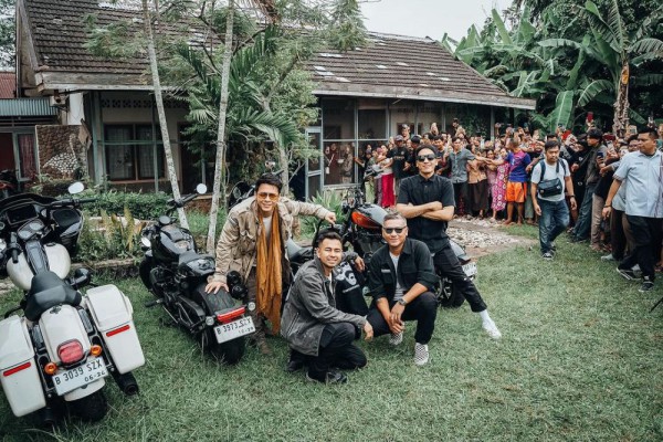 Ariel Noah, Desta, Raffi Ahmad dan Gading Marten saat pulkam ke Pangkalan Brandan, Sumut (foto @24olik di instagram/arielnoah)