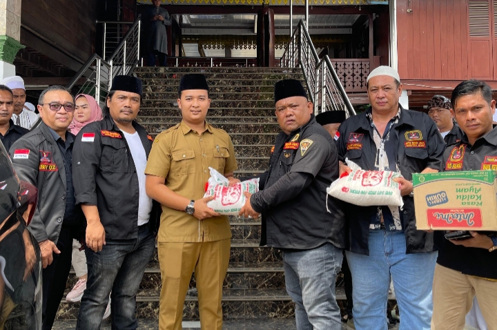 Ketua GRIB Jaya Sumut, Samsul Tarigan secara simbolis menyerahkan bantuan paket sembako.(ist)