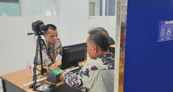 Proses identifikasi di ruang poto SIM.(Ist)