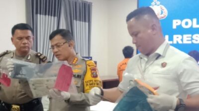 Kapolrestabes Medan, Kombes Pol Teddy JS Marbun dan Kasat Reskrim Kompol Jama Kita Purba memeriksa bb.(Ist)