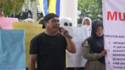 Wali Murid SMPN 2 Galang Demo Kantor DPRD dan Bupati
