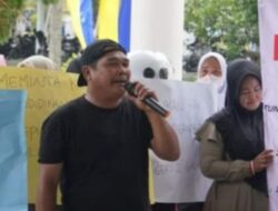 Wali Murid SMPN 2 Galang Demo Kantor DPRD dan Bupati