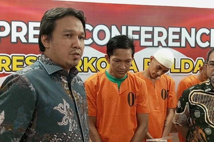 Direktur Reserse Narkoba Polda Riau, Kombes Manang Soebeti saat konferensi pers di Mapolda Riau, menginterogasi pelaku pengedar narkoba, FH (36), yang merupakan pecatan polisi, Jumat (14/6/2024).(KOMPAS.com/Idon Tanjung.)