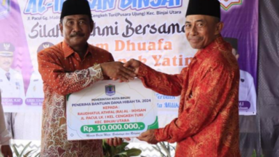 Serahkan bantuan.(ist)