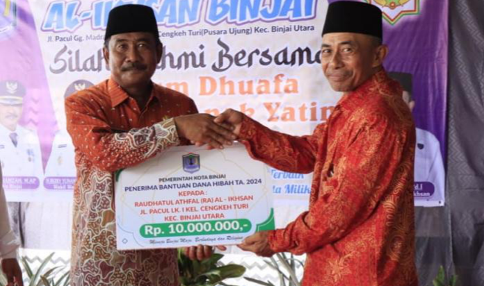 Serahkan bantuan.(ist)