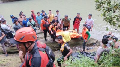 Dua orang pemuda, yakni Toni (30) dan Reza (25) dinyatakan meninggal dunia setelah hanyut terseret arus sungai di pemandian alam Lau Penda, Sabtu (1/1/2024).