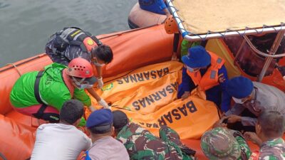 Kapal cepat atau speedboat jenis Dolphin yang mengangkut puluhan wisatawan terbalik di kawasan perairan Pulau Mursala, Kecamatan Tapian Nauli, Kabupaten Tapanuli Tengah, Sumatera Utara, Sabtu (29/6/2024). Tiga orang dilaporkan tewas.