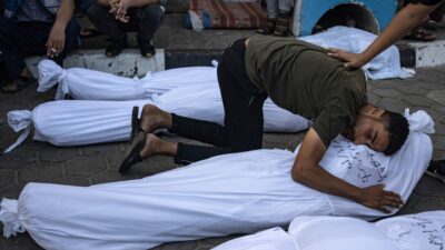 Seorang lelaki warga Palestina saat menangisi jasad warga yang meninggal dunia.(AP)