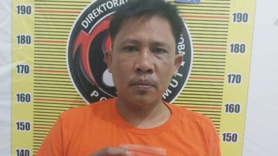 Lambok Sihombing (35), pengedar sabu di Desa Bandar Baru, Kecamatan Sibolangit, Kabupaten Deliserdang, Sumatera Utara tak berkutik saat digerebek polisi.