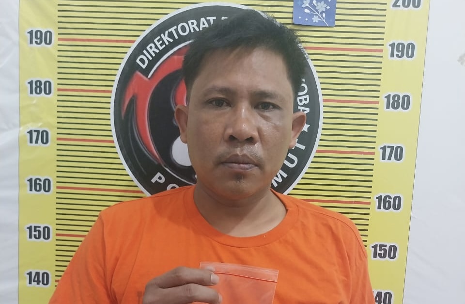 Lambok Sihombing (35), pengedar sabu di Desa Bandar Baru, Kecamatan Sibolangit, Kabupaten Deliserdang, Sumatera Utara tak berkutik saat digerebek polisi.