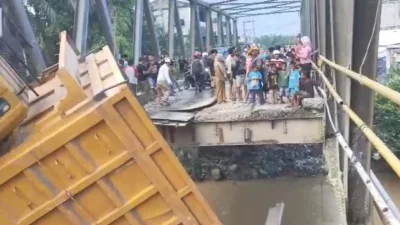 Jembatan Sei Air Tenang yang menghubungkan Kecamatan Padang Tualang dan Kecamatan Batang Serangan, Kabupaten Langkat, Sumatera Utara ambruk, Selasa (11/6/2024).