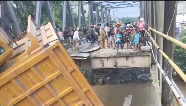 Jembatan Sei Air Tenang yang menghubungkan Kecamatan Padang Tualang dan Kecamatan Batang Serangan, Kabupaten Langkat, Sumatera Utara ambruk, Selasa (11/6/2024).