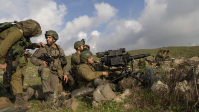 Pasukan cadangan tempur Israel menggelar latihan di front Lebanon di wilayah pendudukan Dataran Tinggi Golan, 4 Januari 2024.(AP/OHAD ZWIGENBERG)