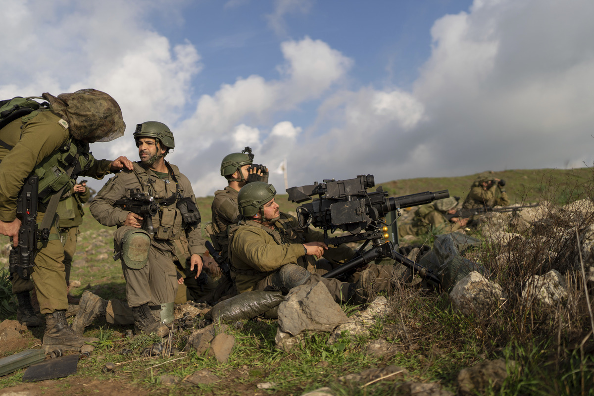 Pasukan cadangan tempur Israel menggelar latihan di front Lebanon di wilayah pendudukan Dataran Tinggi Golan, 4 Januari 2024.(AP/OHAD ZWIGENBERG)