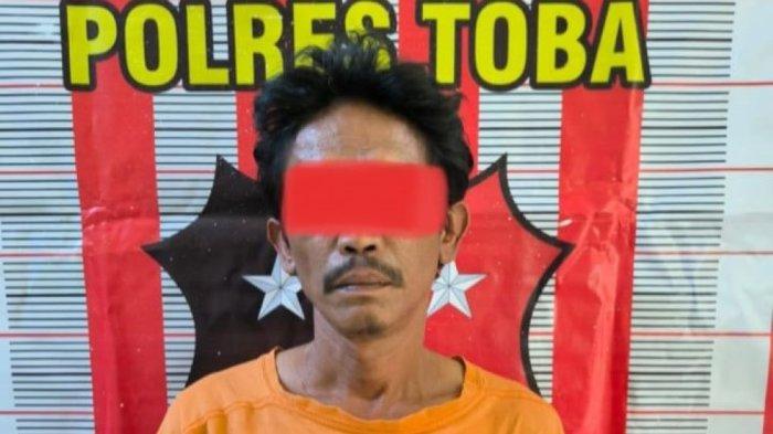 Petugas Sat Reskrim Polres Toba menangkap pengedar judi togel online berinisial PS (53)