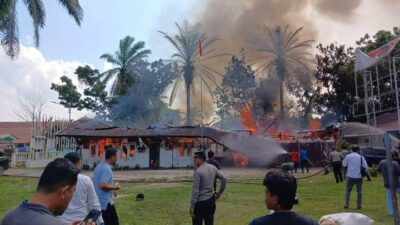 Kantor KPU Labuhanbatu Utara (Lbura) di Padang Matinggi, Kecamatan Rantau Utara, Sumatera Utara kebakaran, Senin (24/6/2024) sore