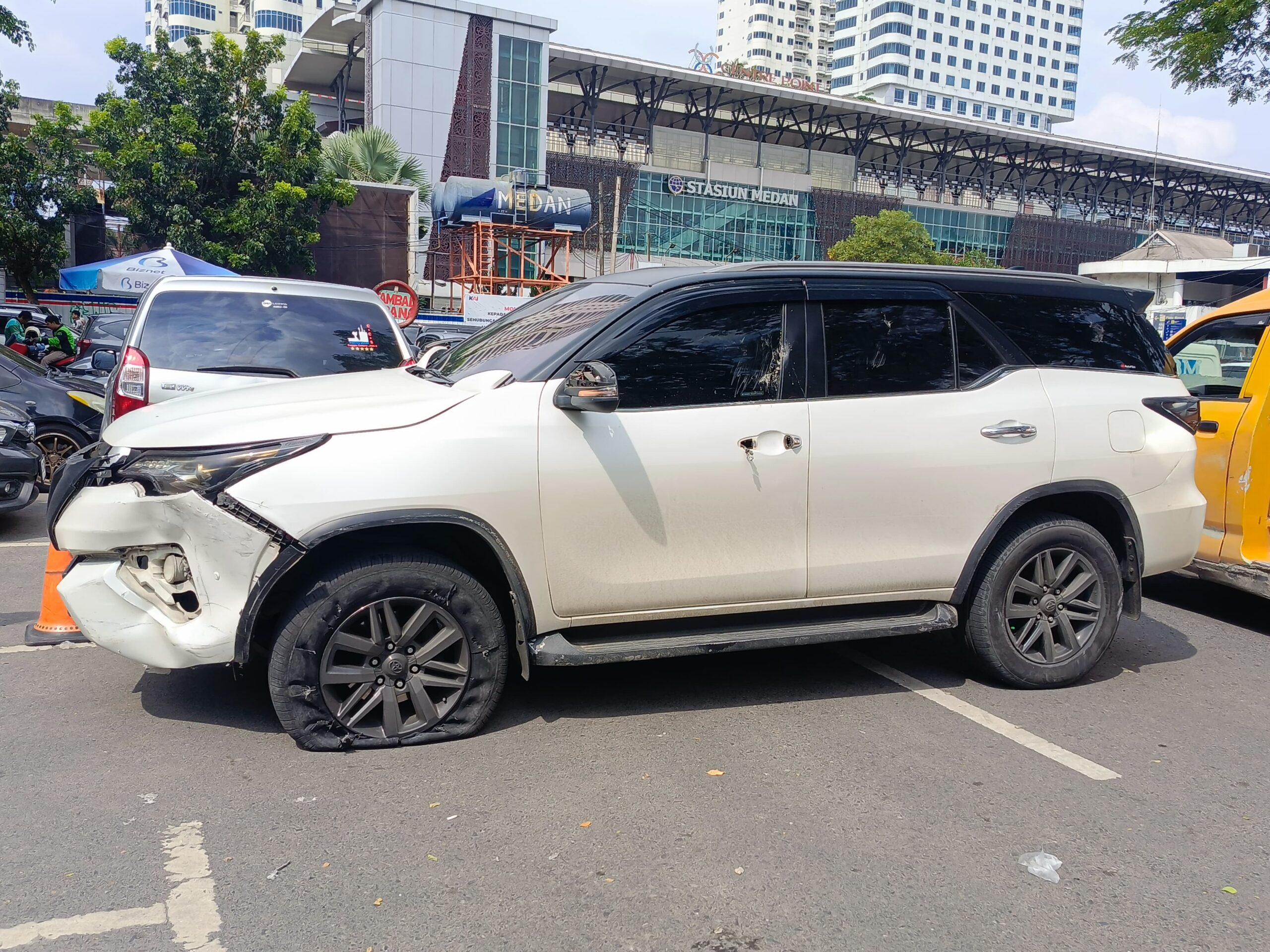 Mobil Fortuner putih BK 1256 QV yang sempat diamuk massa lantaran dituding melakukan tabrak lari terparkir di Jalan Bukit Barisan, Kecamatan Medan Barat, Kota Medan.(Rio)