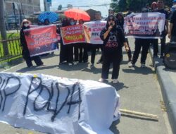 Guru Honorer Demo Bawa Keranda ‘RIP Keadilan’ di Polda Sumut, Desak Aktor Intelektual Diungkap