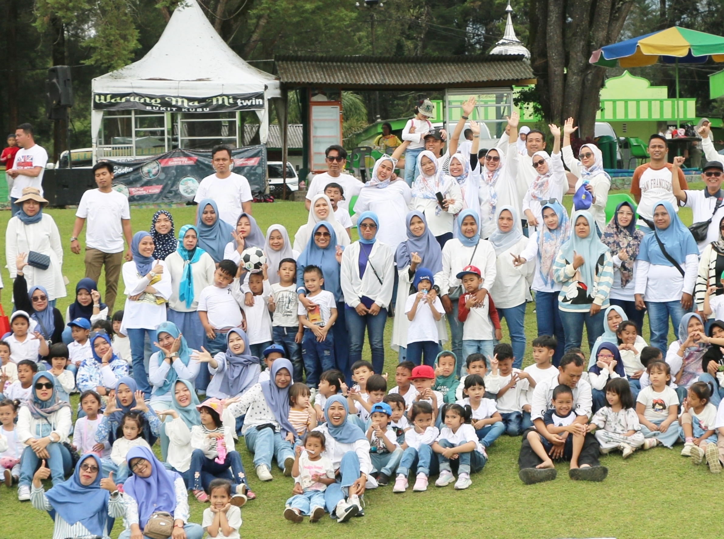 Siswa dan orang tua PG/TK Panca Budi Medan Foto Bersama/ist