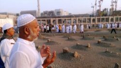 Seorang jemaah haji tampak berdoa di areal pemakaman yang ada di Mekkah. Jemaah haji yang meninggal di Tanah Suci akan langsung dimakamkan di Mekkah.