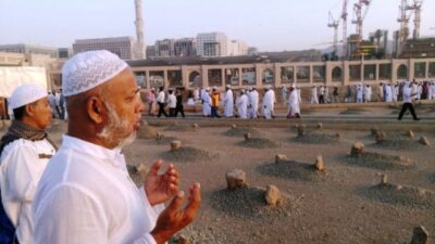 Seorang jemaah haji tampak berdoa di areal pemakaman yang ada di Mekkah. Jemaah haji yang meninggal di Tanah Suci akan langsung dimakamkan di Mekkah.