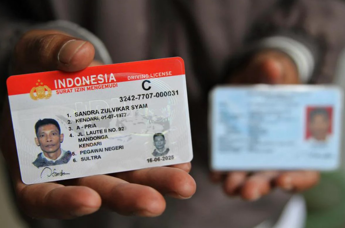 Seorang warga menunjukan surat izin mengemudi di Kantor Pelayanan Satuan Lalulintas Polresta Kendari, Sulawesi Tenggara, Selasa (16/6/2020).