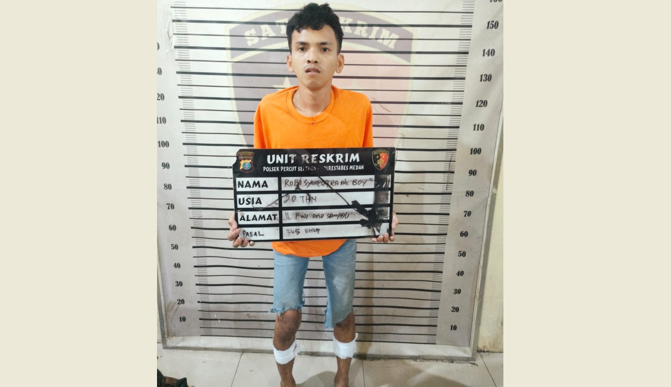 Petugas Unit Reskrim Polsek Medan Tembung menembak kedua kaki pelaku begal bernama Robi Syahputra alias Boy (20).