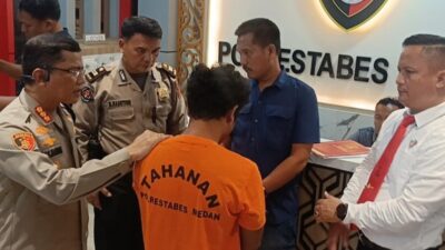 Kapolrestabes Medan Kombes Pol Teddy Marbun didampingi Kasat Reskrim, Kompol Jama Kita Purba tanyai pelaku.(ist)