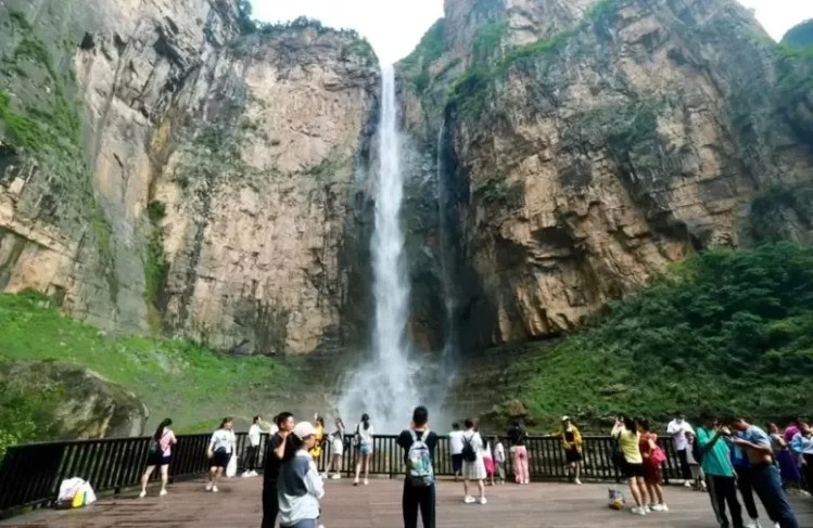 Air Terjun Gunung Yuntai, China, menjadi tren di media sosial akhir-akhir ini. Sebab, air terjun tertinggi di China itu diduga palsu.