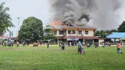 Kantor Camat Medan Area Kebakaran, Petugas Damkar Terluka
