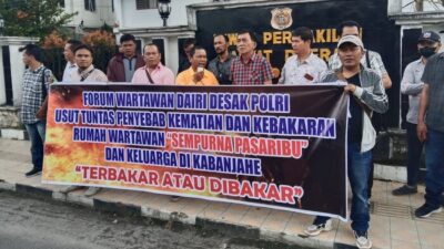 Sejumlah wartawan di Kabupaten Dairi menggelar aksi damai menuntut agar kasus tewasnya Sempurna Pasaribu diungkap tuntas, Jumat (28/6/2024)