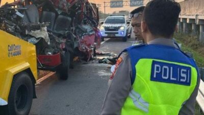 Minibus Isuzu Elf ringsek usai tabrakan dengan truk di Kilometer 497+800 B Jalan Tol Solo-Ngawi, Kecamatan Ngemplak, Kabupaten Boyolali, Jawa Tengah (Jateng), Sabtu (13/7/2024). Kecelakaan di Tol Boyolali ini menewaskan 6 penumpang Elf. (Dokumentasi Relawan via Antara)