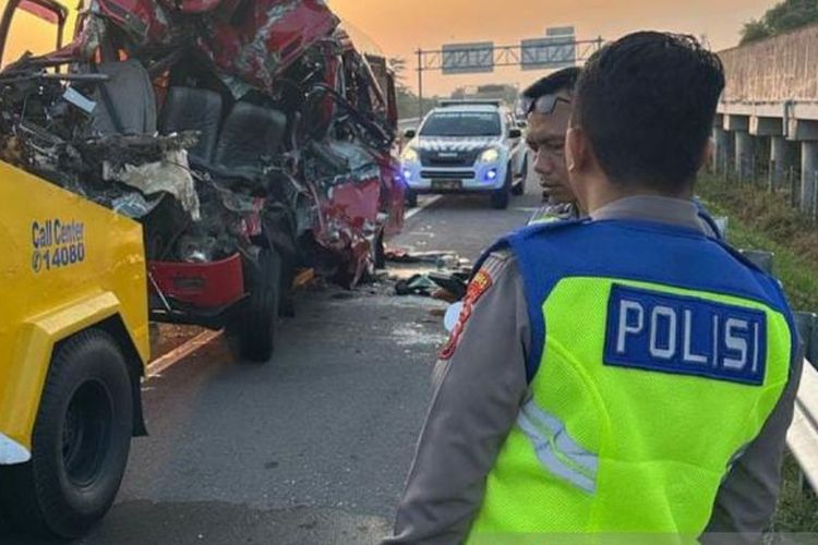 Minibus Isuzu Elf ringsek usai tabrakan dengan truk di Kilometer 497+800 B Jalan Tol Solo-Ngawi, Kecamatan Ngemplak, Kabupaten Boyolali, Jawa Tengah (Jateng), Sabtu (13/7/2024). Kecelakaan di Tol Boyolali ini menewaskan 6 penumpang Elf. (Dokumentasi Relawan via Antara)