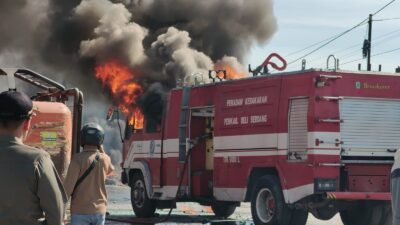 Mobil pemadam kebakaran milik Pemkab Deliserdang dibakar massa saat proses penertiban pergudangan di Jalan H Anif, Desa Sampali, Kecamatan Percut Seituan, Kabupaten Deliserdang, Kamis (11/7/2024). Ada tiga orang pria diamankan dalam peristiwa ini.