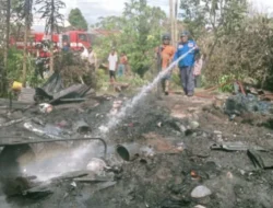 Ingin Usir Tawon, Satu Rumah Ludes Terbakar