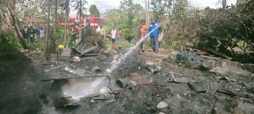 Rumah milik pasangan Edison Saing dan Rusmala Nainggolan di Desa Parbuluan III, Kecamatan Parbuluan, Kabupaten Dairi ludes terbakar, Rabu (17/7/2024).