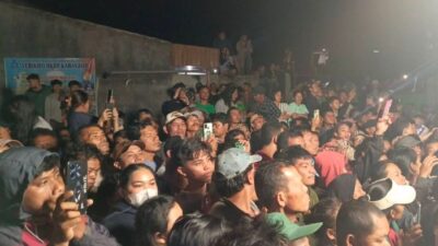 Rekontruksi pembakaran rumah yang menewaskan wartawan Tribrata TV Rico Sempurna Pasaribu dan keluarganya nyaris berujung ricuh, Jumat (19/7/2024).