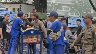 Petugas Satpol PP Kota Medan terekam melakukan tindakan kasar dan arogan terhadap pedagang roti lansia di acara Car Free Day Kota Medan, Minggu (21/7/2024).