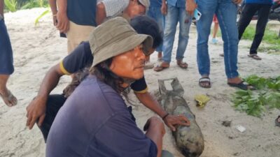 Dion Sembiring, pemulung asal Kabupaten Batubara menemukan bom mortir diduga berusia ratusan tahun di Sungai Tanjung, Minggu (21/7/2024).