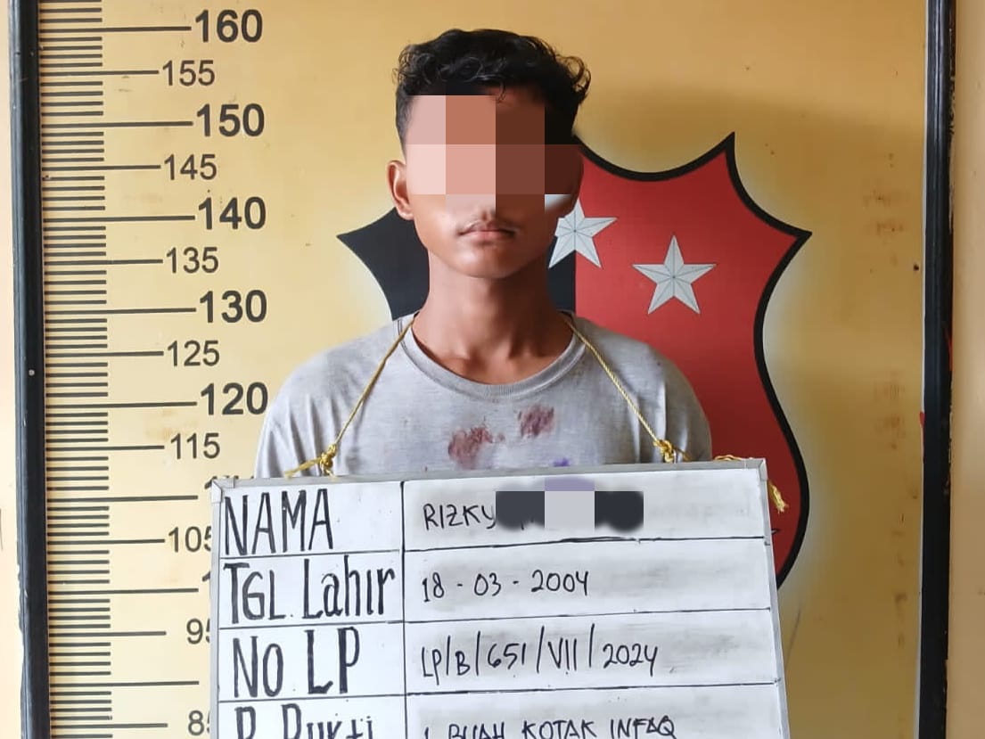 Rizky (20), pemuda yang diduga kecanduan judi online nekat menggasak kotak infaq Masjid Al Ikhlas di Lingkungan V, Kelurahan Sei Mati, Kecamatan Medan Labuhan, Kota Medan.