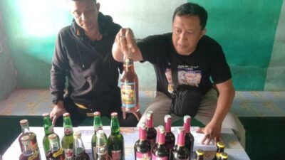 Petugas gabungan Polsek Bangun Polres Simalungun merazia Kafe Jaya yang ada di Huta III Nagori Marihat Bukit, Kecamatan Gunung Malela, Kabupaten Simalungun, Sumatera Utara. Puluhan botol miras disita