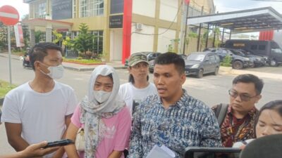 Lembaga Bantuan Hukum (LBH) Medan dan Komite Keselamatan Jurnalis (KKJ) Sumatera Utara saat mendampingi Eva Meliana Pasaribu, putri mendiang Rico Sempurna Pasaribu saat membuat laporan ke Polda Sumut, Senin (8/7/2024) lalu. LBH Medan dan KKJ Sumut meminta agar Polda Sumut memeriksa para saksi di markasnya saja.