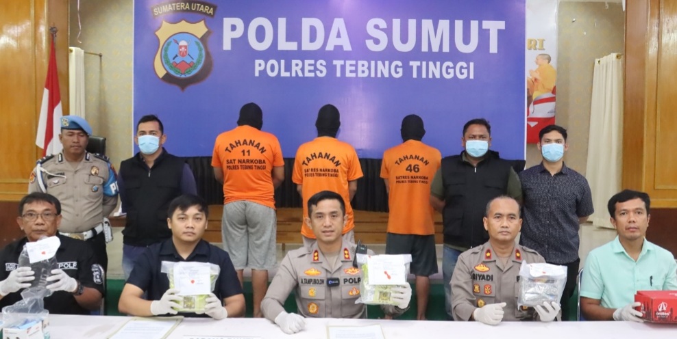 Kapolres Tebingtinggi, AKBP Andreas Tampubolon didampingi Kasat Narkoba, AKP Wisnugraha Paramaartha (2 kiri) memperlihatkan barang bukti sabu.(ist)