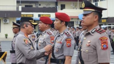 Kapolrestabes Medan Kombes Pol Teddy JS Marbun menyematkan tanda jabatan.(ist).