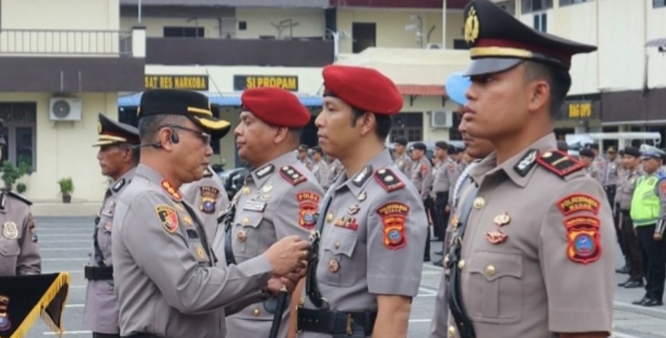 Kapolrestabes Medan Kombes Pol Teddy JS Marbun menyematkan tanda jabatan.(ist).