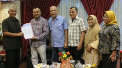 Ketua DPRD Sumut, Sutarto, Ketua PWI Sumut, H Farianda Putra Sinik poto bersama pengurus.(ist)