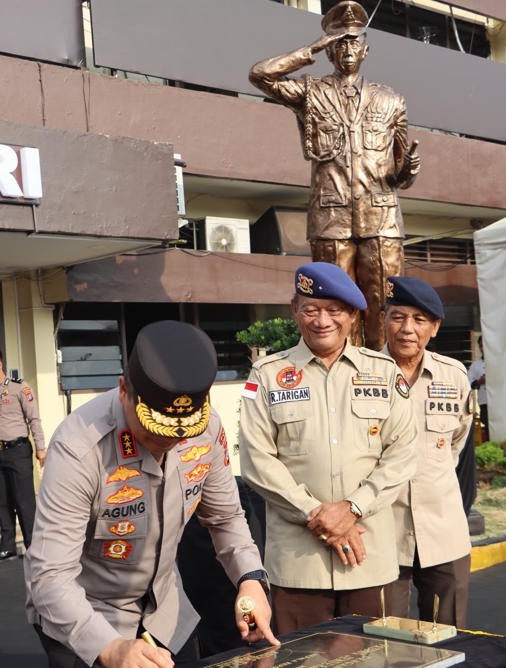 Kapolda Sumut, Komjen Pol Agung Setya I.E menandatangi prasasti patung Jenderal Hoegeng Iman Santoso.(Ist)